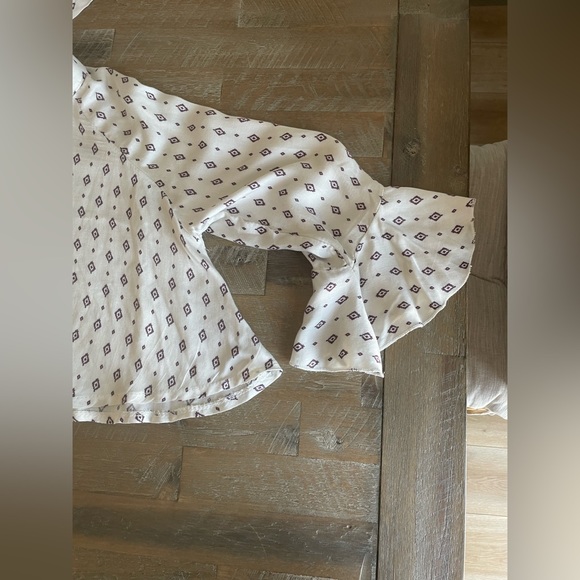 Flowy patterned, crop top! - Picture 2 of 4